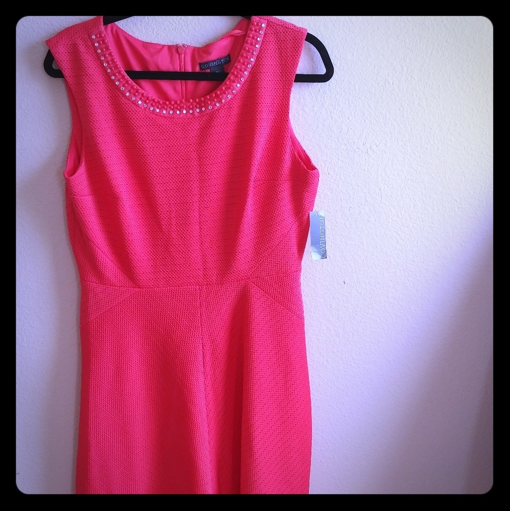 Coral short dress. Detailes around the neck line.